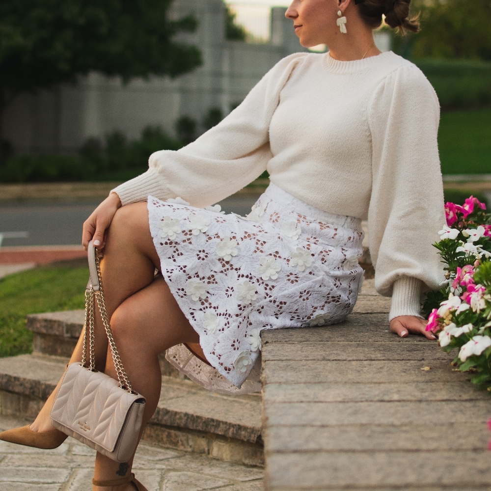 Floral applique knee length skirt white size small